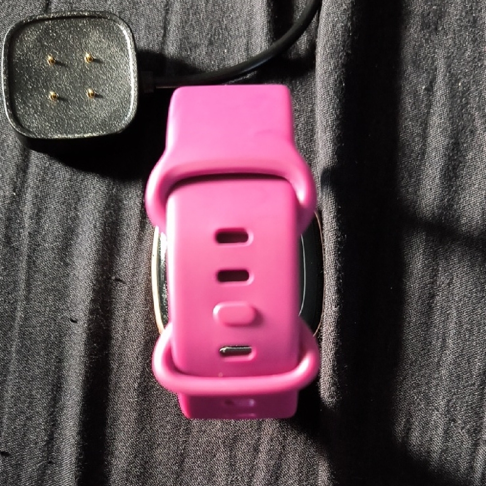 FITBIT VERSA 4 W/ 2 CHARGE CABLES - Picture 4 of 9